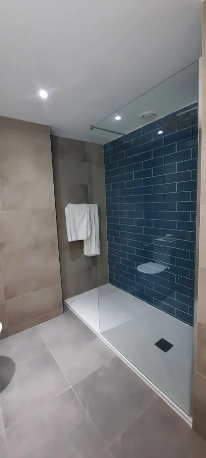 Duche moderno com parede de azulejo azul